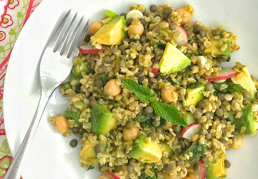 سلطة العدس والحمص والأفوكادو الصحية