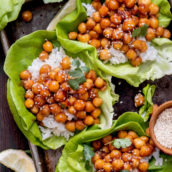 لفائف الخس المحشوة بالحمص والخضروات الصحية