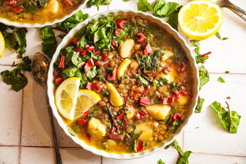 سلطة الملوخية مع الفول الحبوب والليمون الصحية