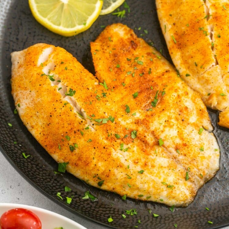 صدر دجاج مشوي صحي وسهل وسريع بالأعشاب والليمون