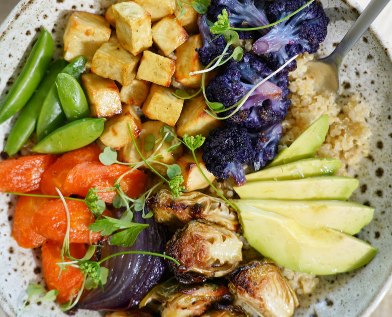 سلطة الكينوا والأفوكادو الصحية