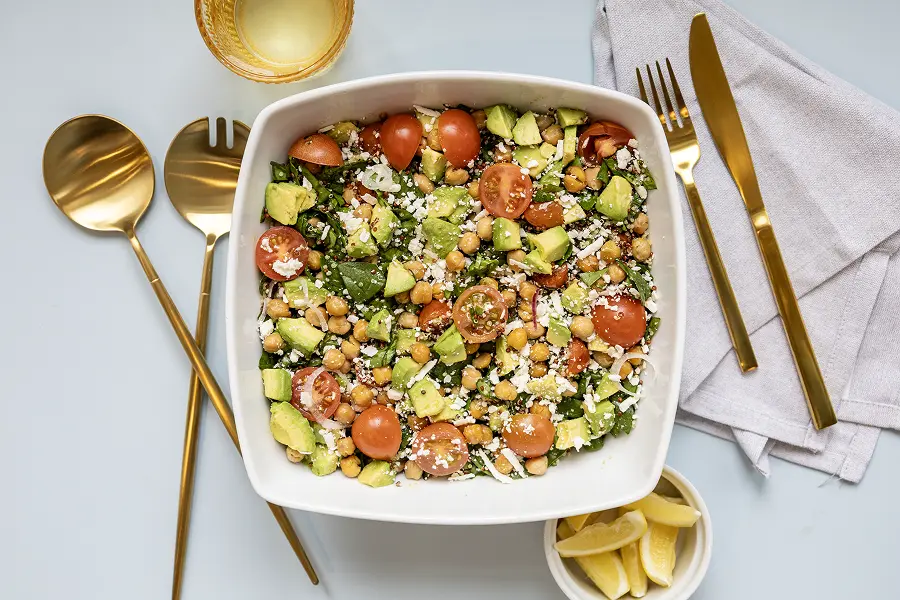 تبّولة الكينوا والخضروات الطازجة الصحية للقلب