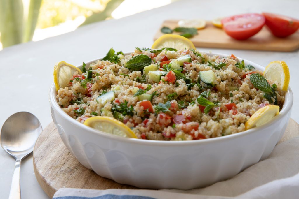 سلطة تبولة الكينوا الصحية: وصفة سريعة وسهلة للرجيم