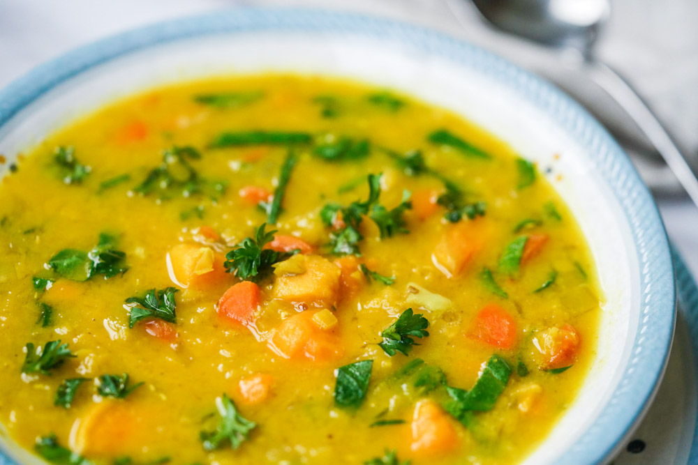 شوربة العدس الأحمر والخضروات الصحية لقلب سليم