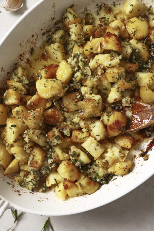 بطاطا مشوية مع الثوم وزيت الزيتون الصحي