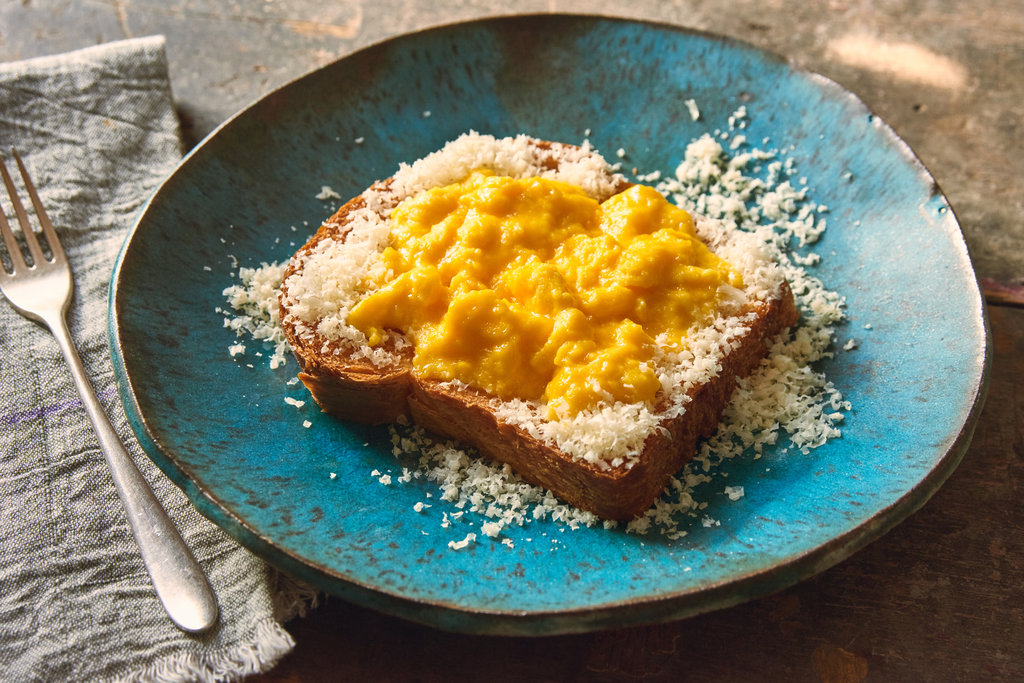 بيض مخفوق صحي بالسبانخ والطماطم على خبز القمح الكامل — سهل وسريع