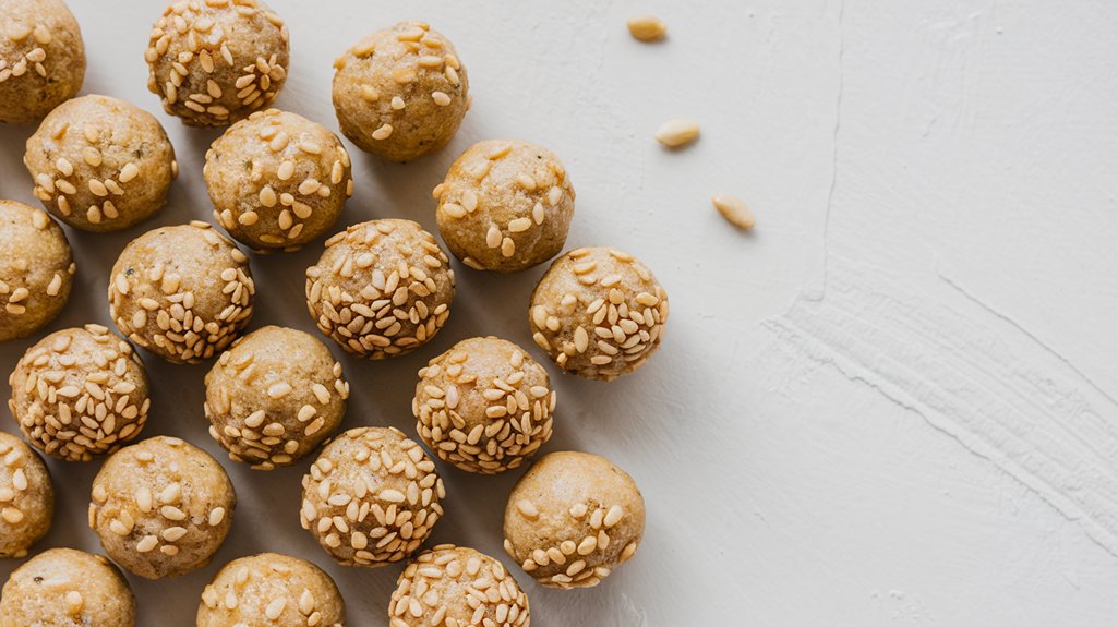 كرات السمسم والتمر الصحية كوجبة خفيفة لقلب صحي