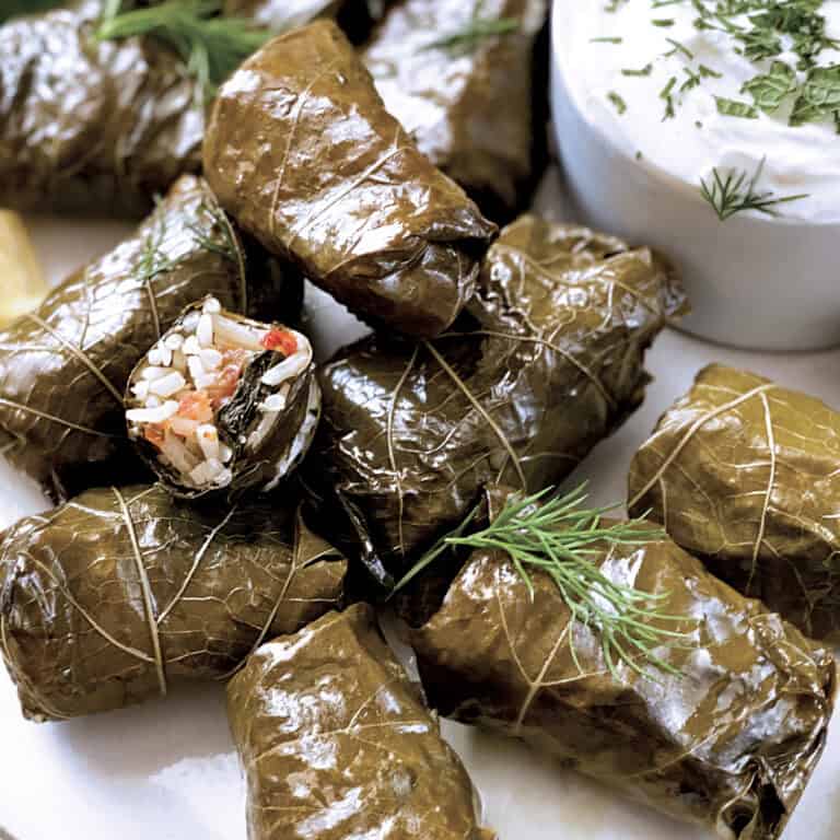 محشي ورق العنب الصحي بالأرز البني والنعناع - وصفة قلبية مغذية