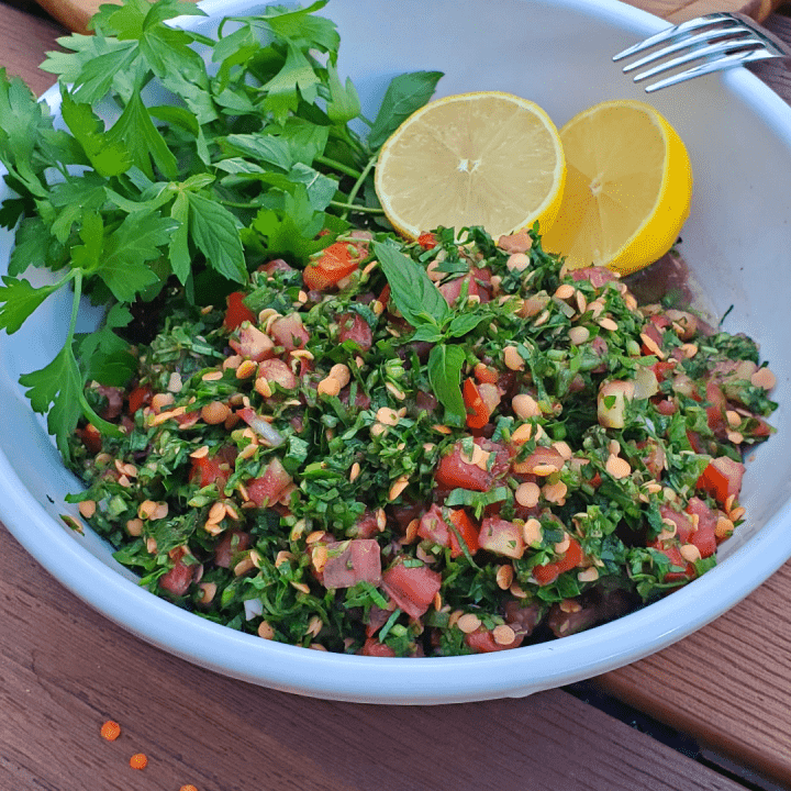 سلطة التبولة مع العدس الأحمر الصحية