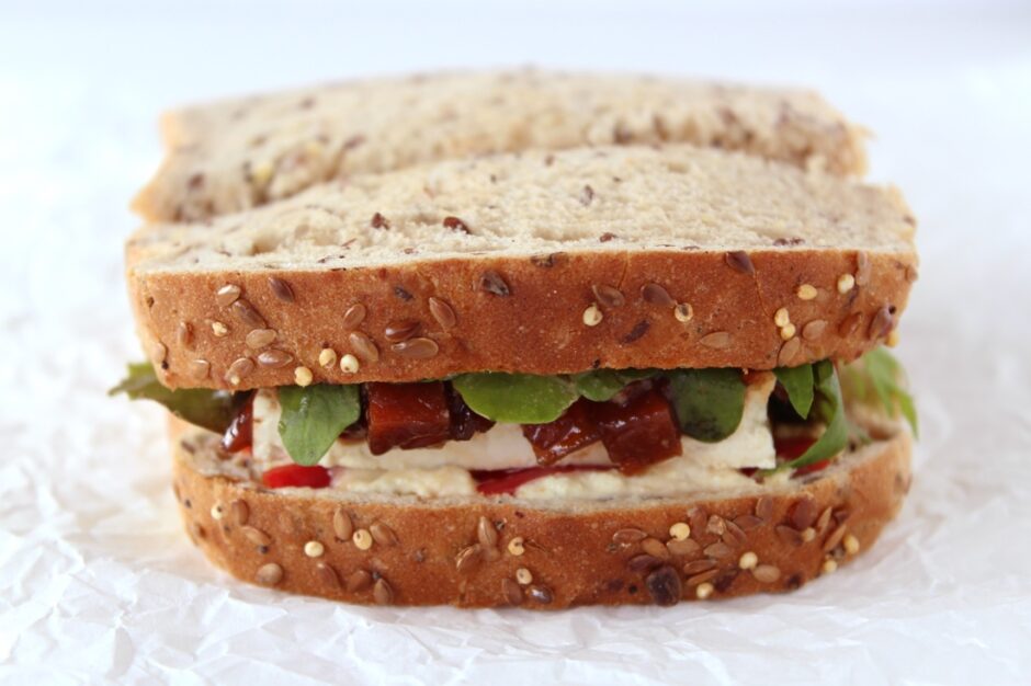 شطائر الطحينة مع الخضروات النيئة الصحية