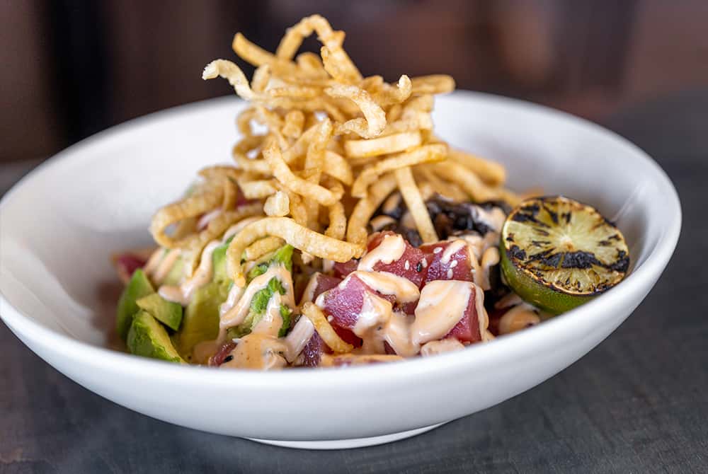 سلطة التونة والخضروات الطازجة الصحية