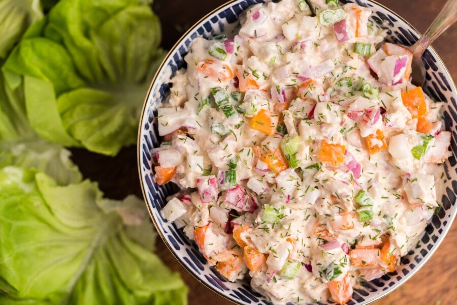 سلطة التونا والخضروات الورقية الصحية