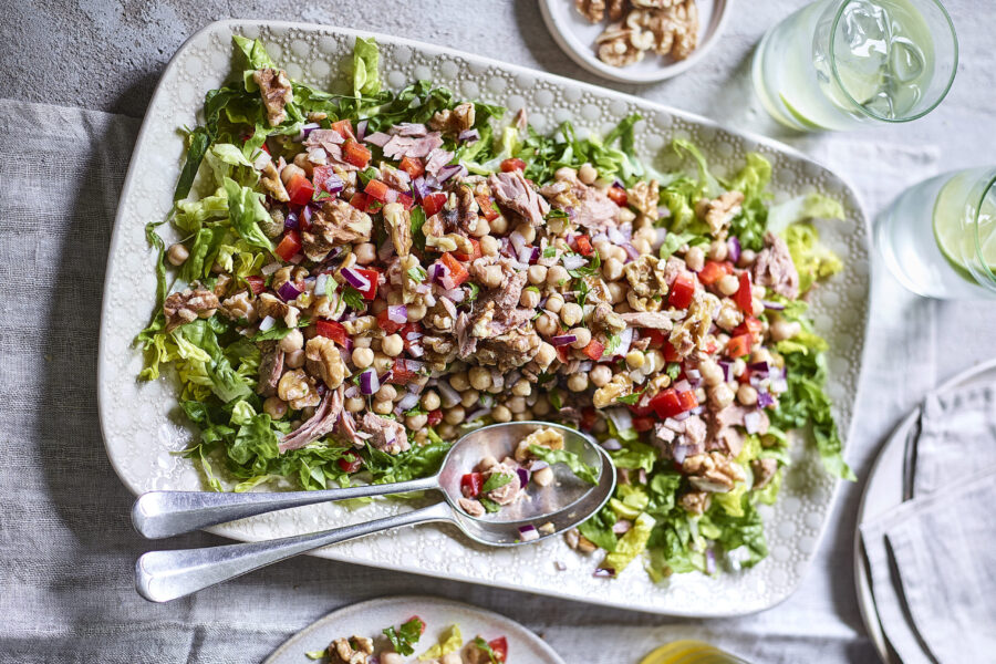 سلطة التونة الصحية مع الخضروات الطازجة