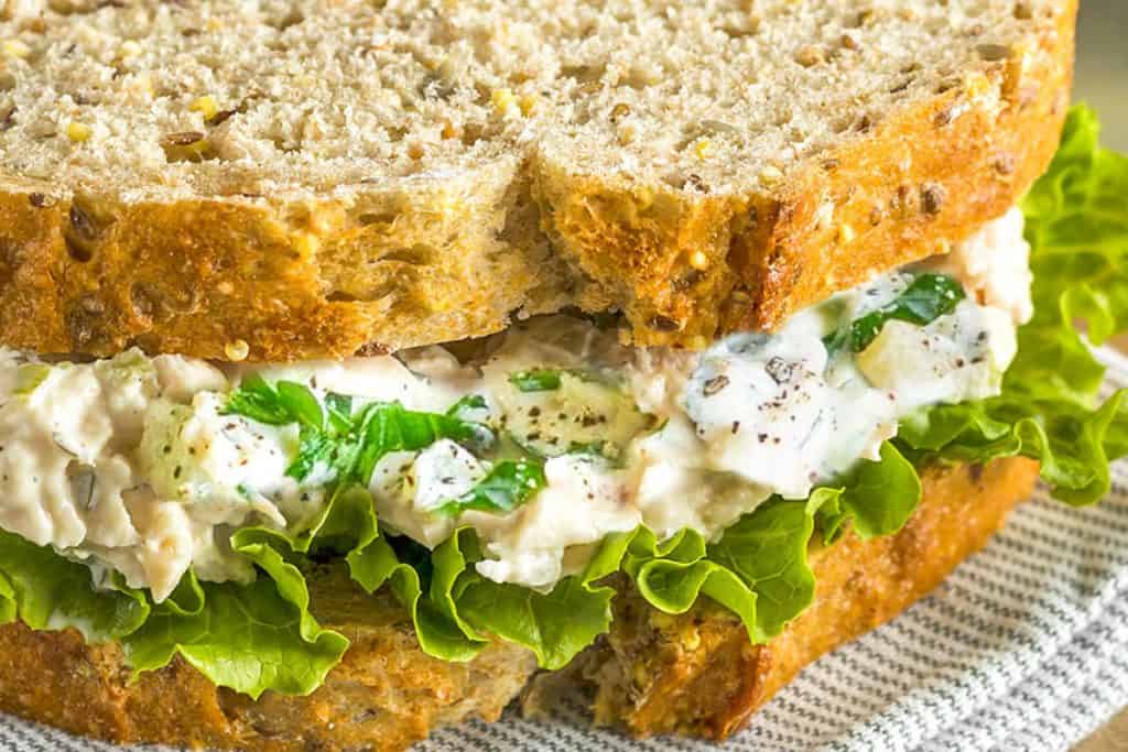 شطيرة التونا الصحية مع خبز كامل الحبوب والخضروات