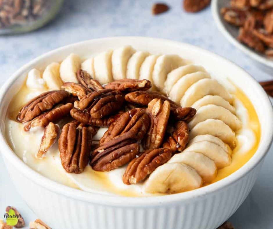 سلطة الزبادي الطبيعي مع العسل والمكسرات والفواكه المجففة لصحة القلب