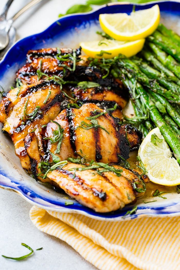 دجاج مشوي مع الأعشاب والليمون والريحان