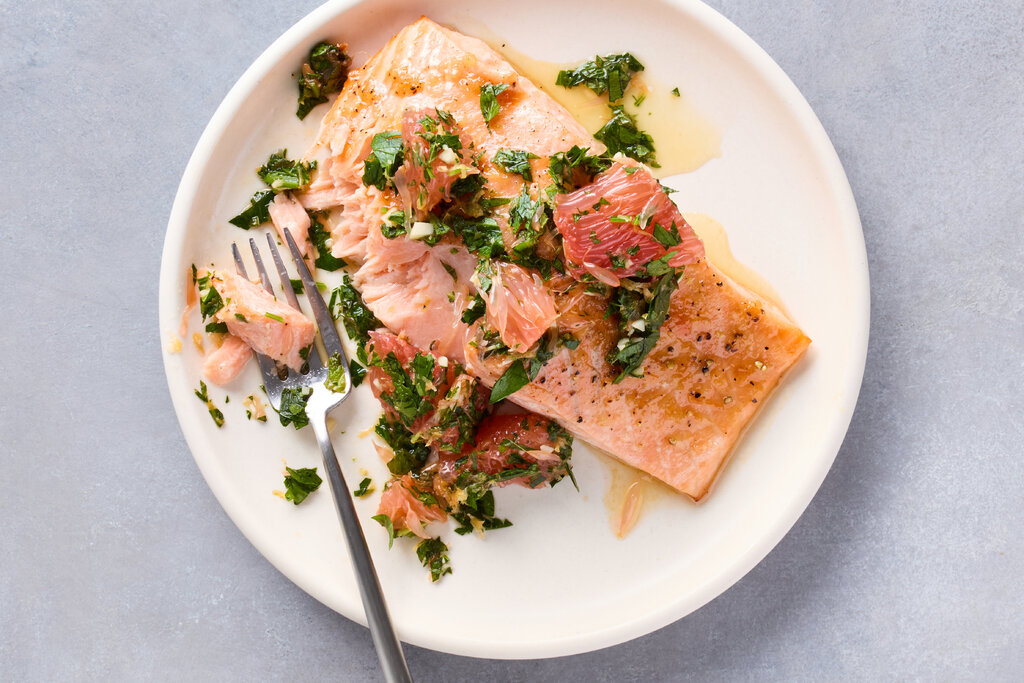 السلمون المسلوق بالأعشاب والثوم لصحة القلب