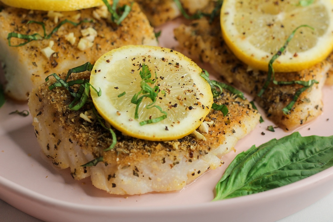 صينية سمك مشوي بالليمون والأعشاب