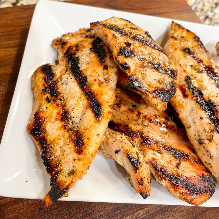 شرائح الدجاج المشوي مع الأعشاب والليمون
