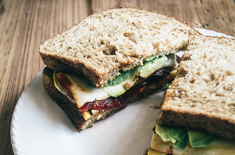 ساندويش الحمص والأفوكادو على خبز الحبوب الكاملة