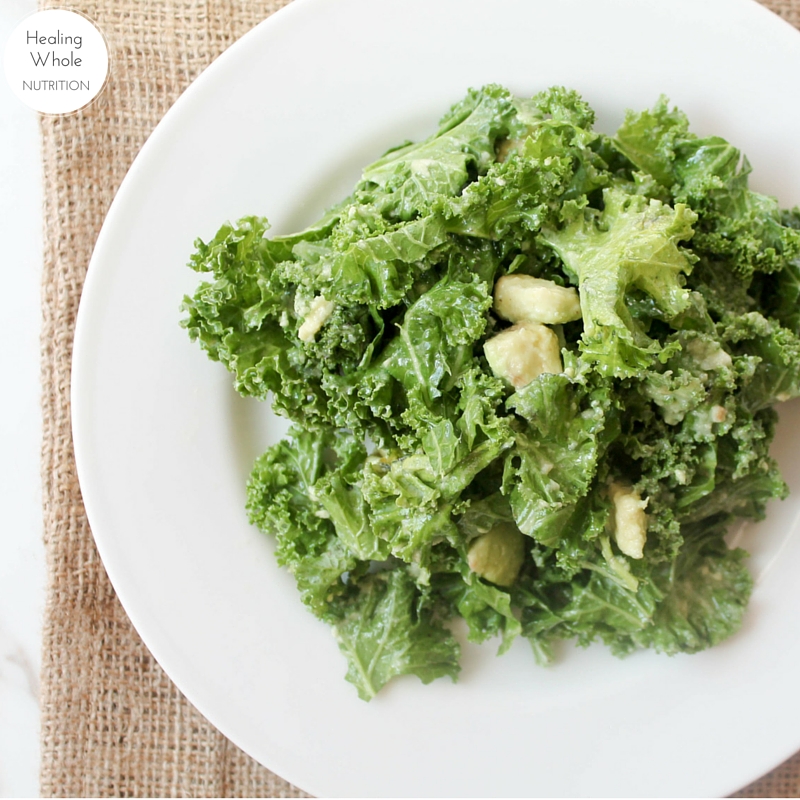 سلطة الكرنب والأفوكادو مع صوص الليمون والزيت الزيتون