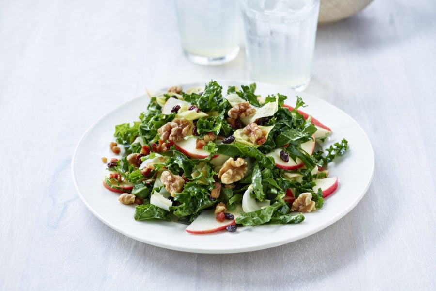 سلطة الكرنب والتفاح والجوز بزيت الزيتون