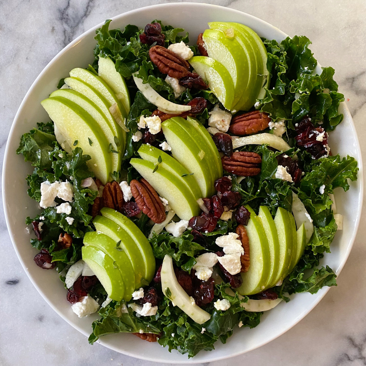 سلطة الكالي مع الجوز والتفاح والتوت البري المجفف