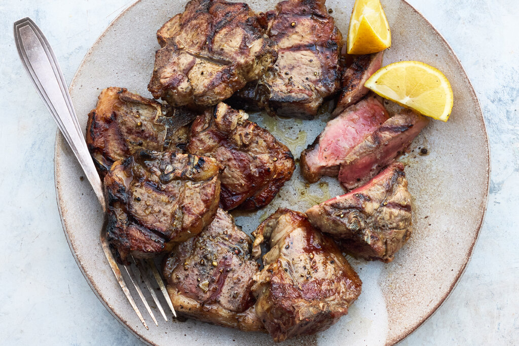 مشوي اللحم بالمريمية والليمون مع خضروات مطهية على البخار