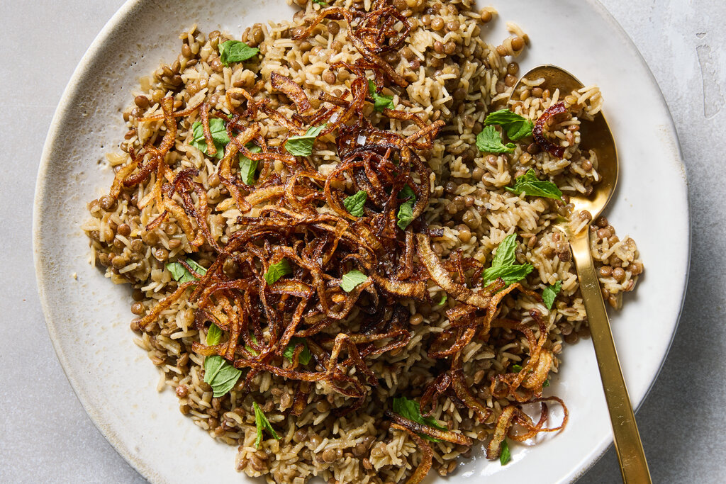 قبلة العدس والفول مع الزبادي قليل الدسم