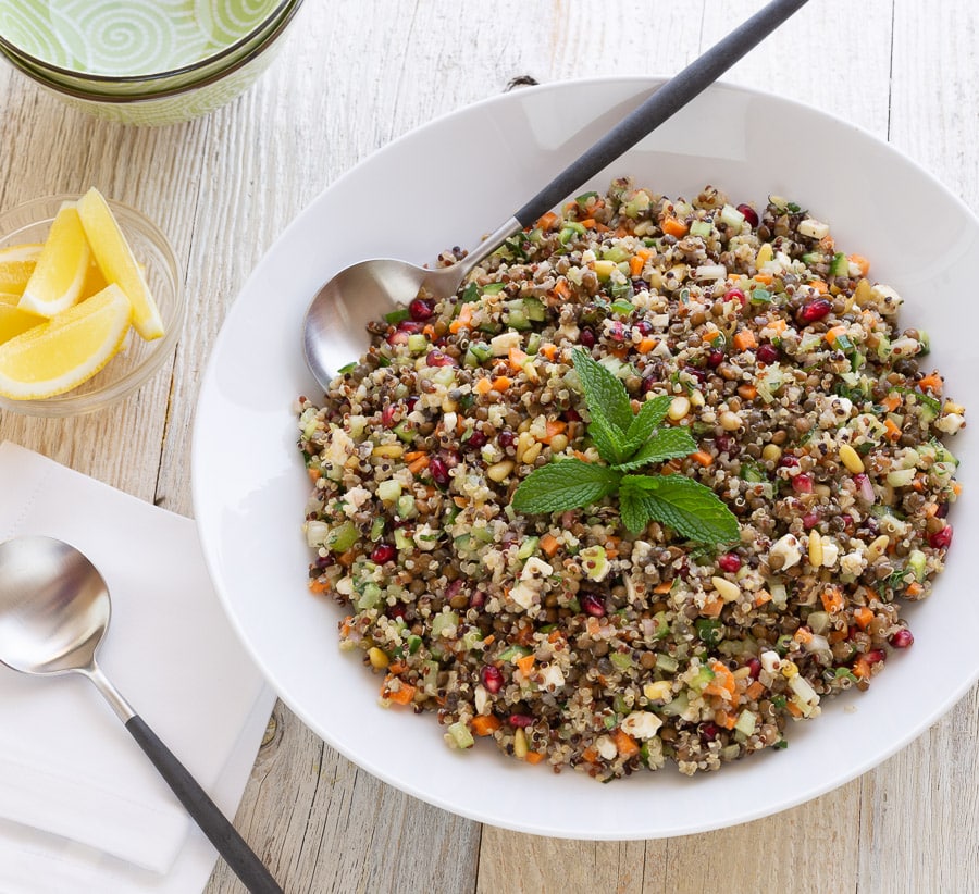 سلطة العدس والخضروات المفرومة مع خل الليمون