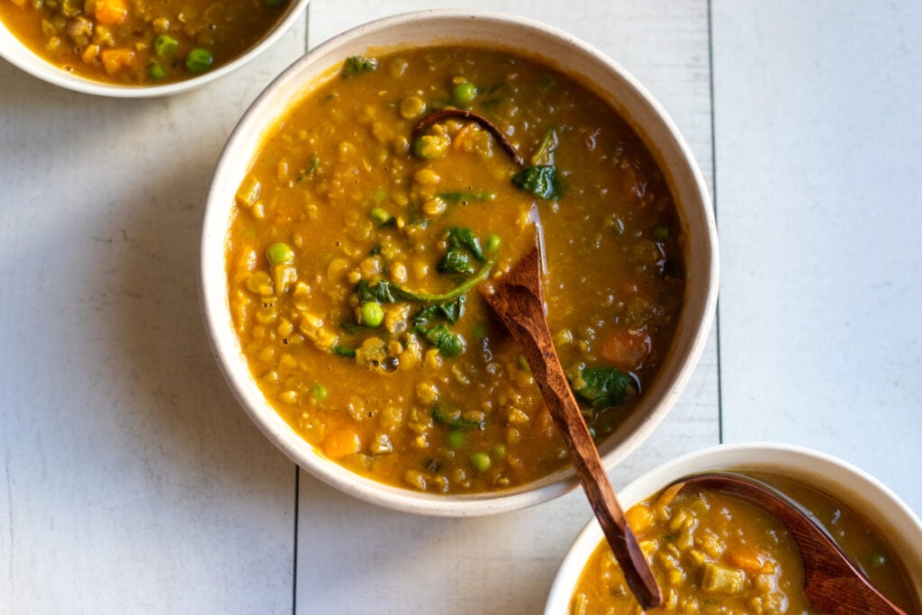 سلطة العدس والبازلاء بزيت الزيتون والليمون