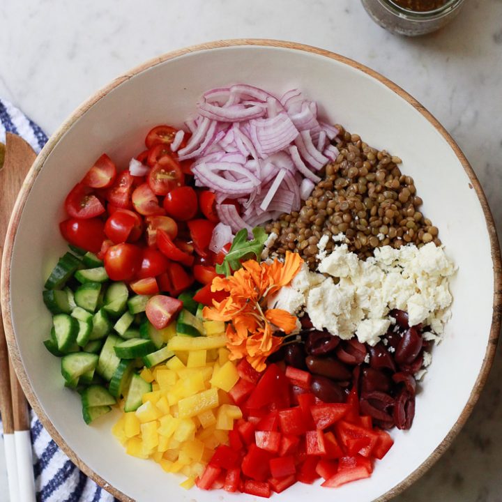 سلطة العدس والبصل الأحمر مع الصلصة الخفيفة