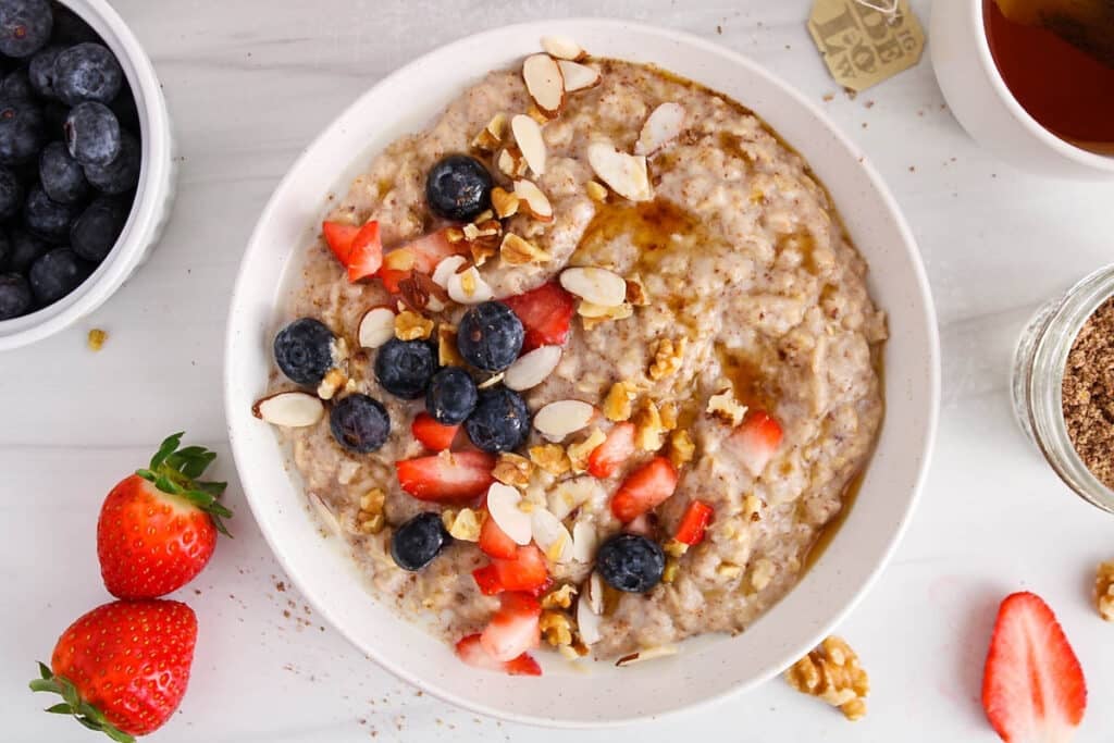 شوفان بالحليب قليل الدسم والتوت — فطور صحي وسهل للرجيم