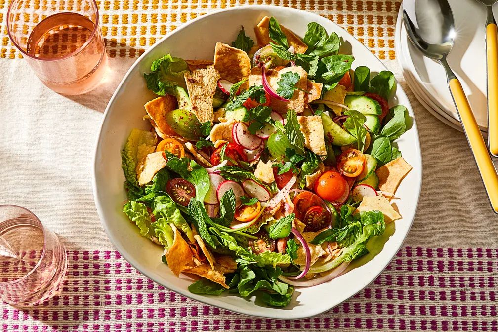 سلطة الفتوش الصحية منخفضة الملح لمرضى السكري