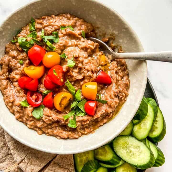 صحن الفول المدمس مع شرائح الخيار والطماطم