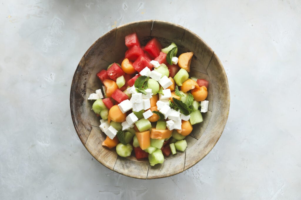 سلطة الفواكه المشكلة مع زيت الزيتون والنعناع