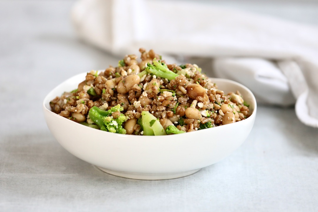 سلطة الحبوب المختلطة والجوز والزبيب