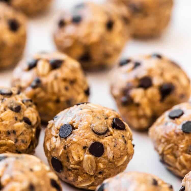 كرات طاقة مميزة بالمكسرات والتمر والعسل