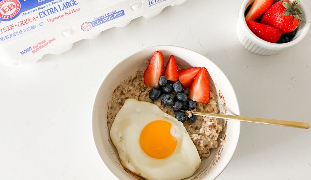 سلطة الشوفان والخضروات الطازجة