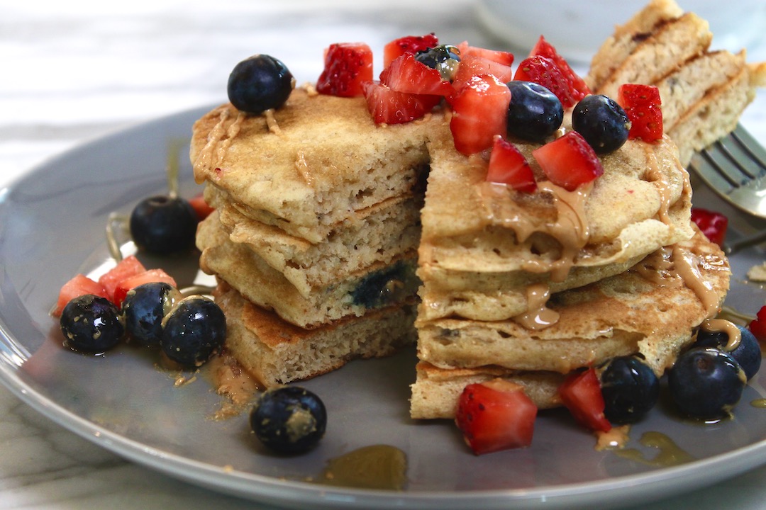 سلطة الشوفان والحبوب الكاملة مع الفواكه الطازجة