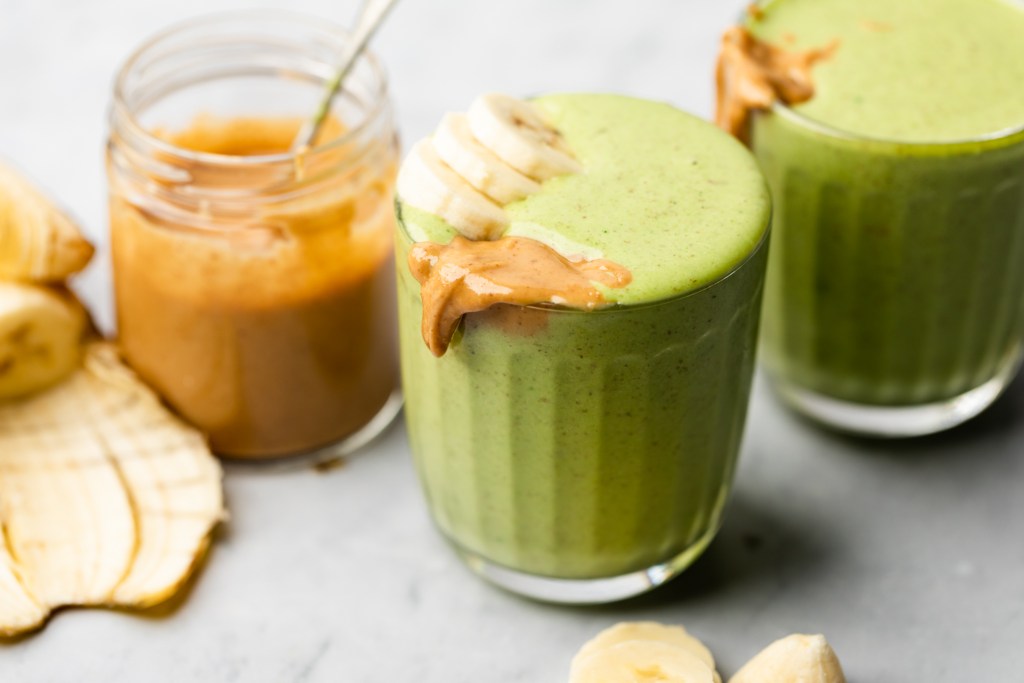 كوكتيل البروتين بالفستق والموز والحليب قليل الدسم