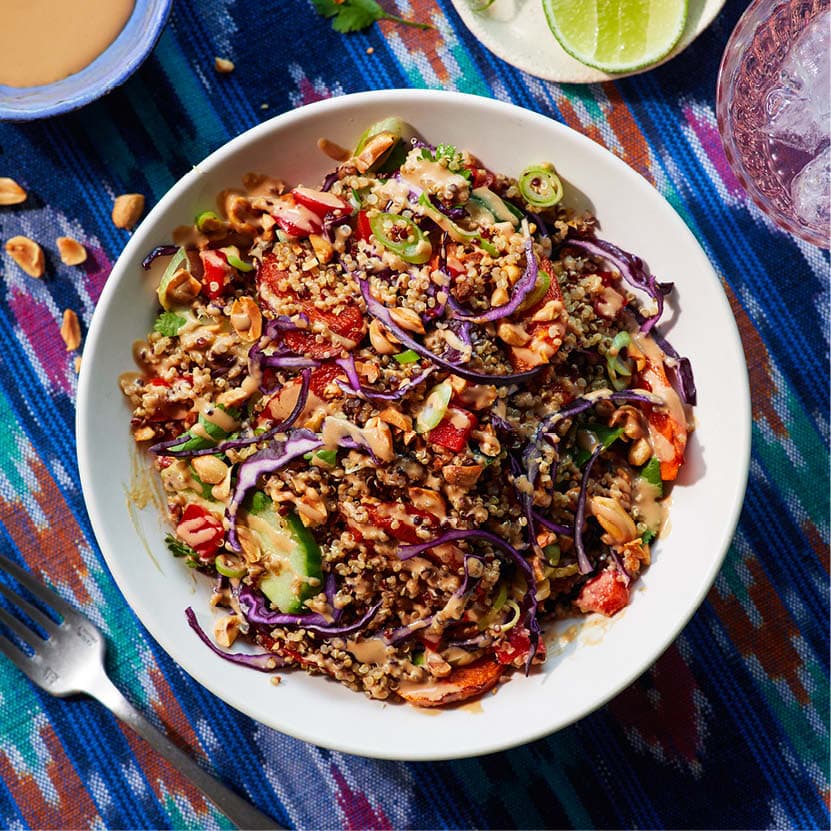 سلطة الكينوا والفول السوداني مع الخضروات الملونة