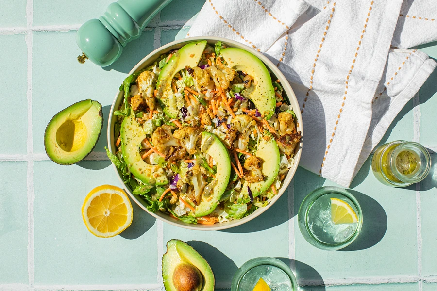 سلطة الكينوا بالخضروات الطازجة والليمون