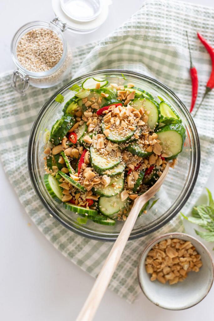 سلطة الكينوا مع الطماطم والخيار والنعناع