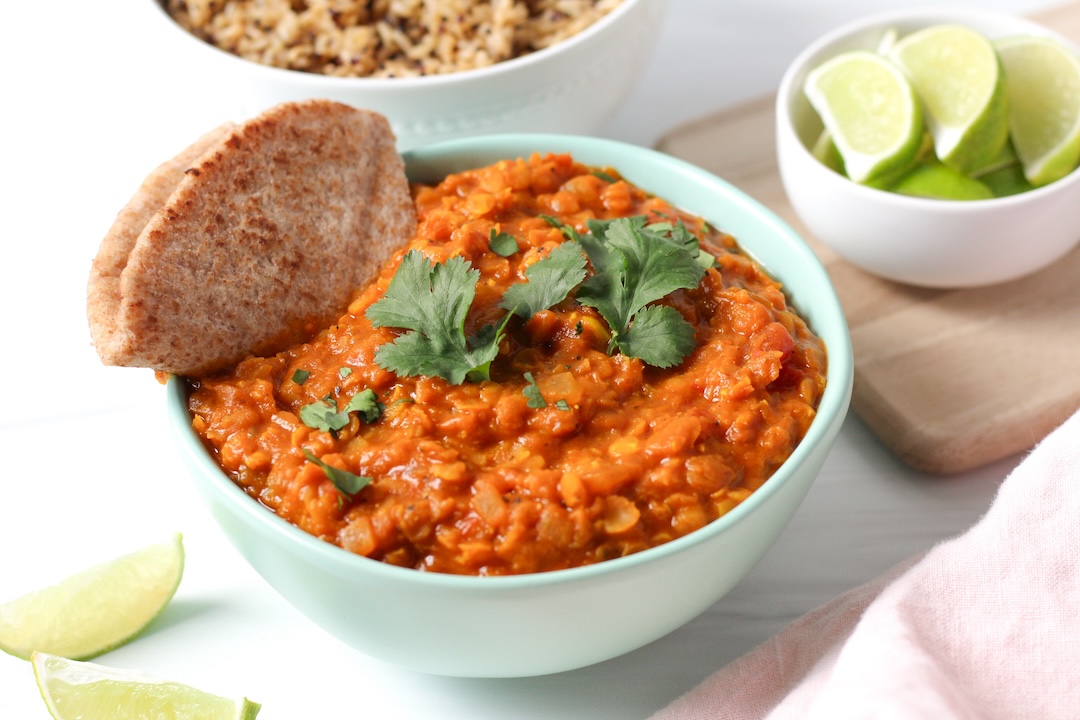 حساء العدس الأحمر مع الكزبرة والليمون