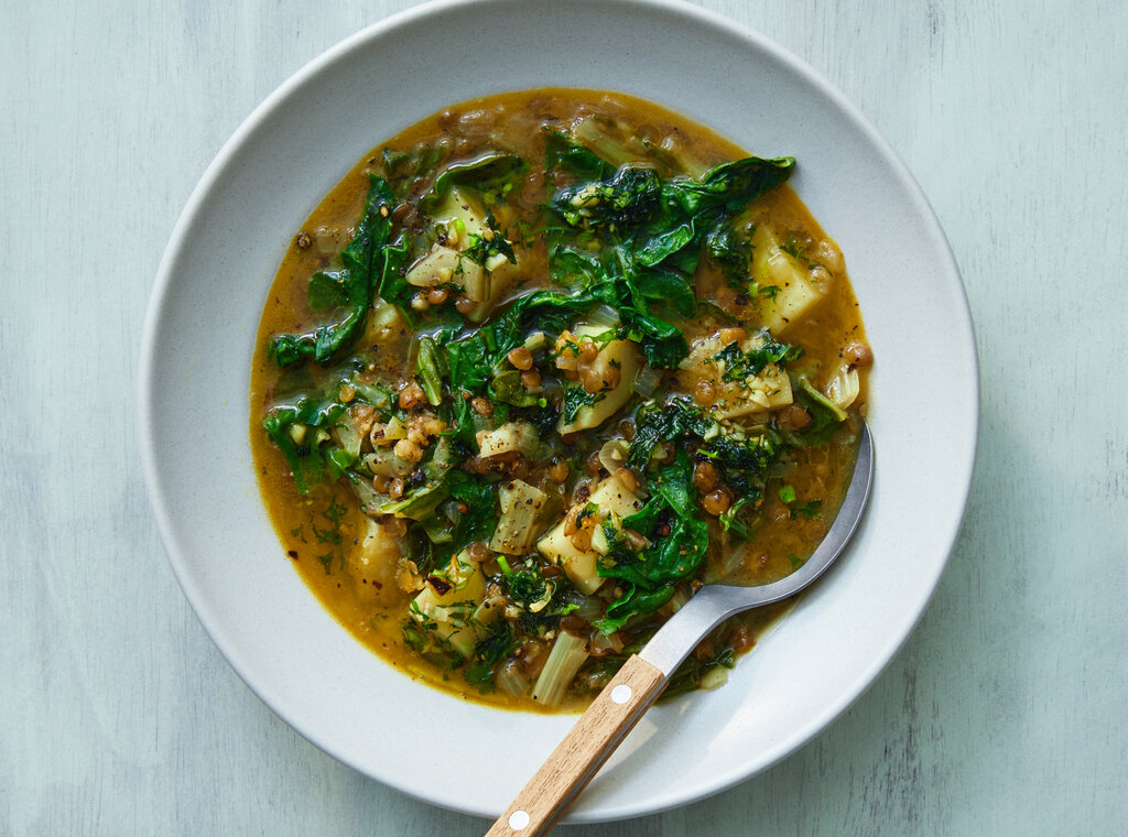 شوربة العدس الأحمر مع الخضروات الورقية