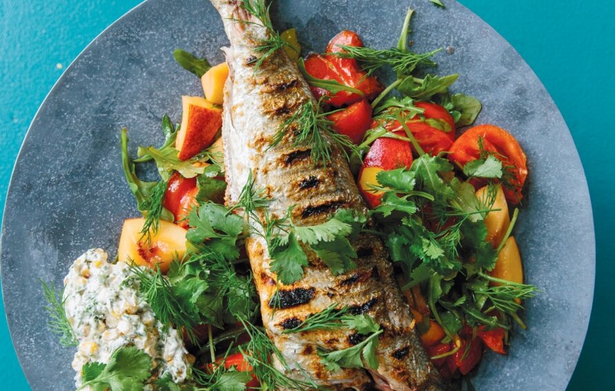 سلطة البحر الأحمر مع الأسماك المشوية والخضروات الطازجة