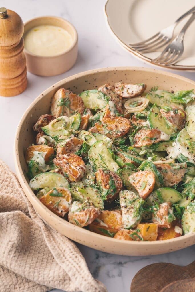 سلطة البطاطا المشوية مع الأعشاب الطازجة واللبن الزبادي