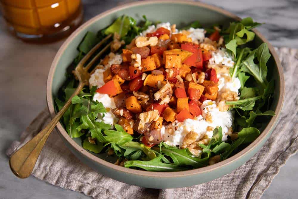 بطاطا حلوة مشوية صحية مع جبنة قريش وخضار سوتيه — طبق رياضي أنيق