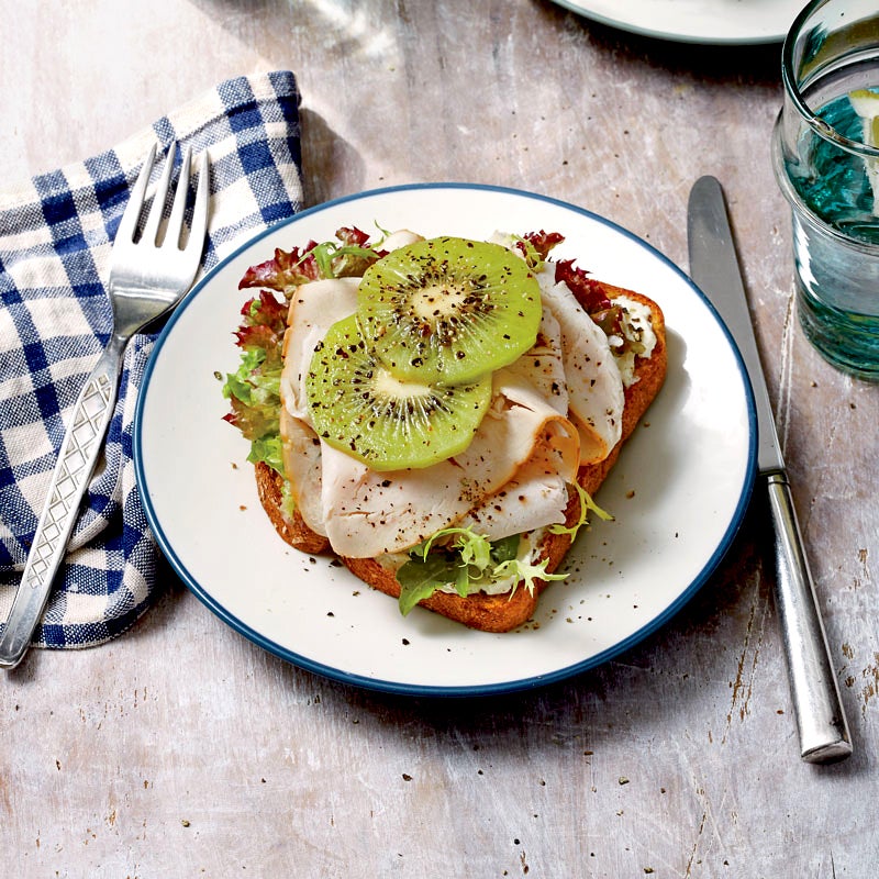 فطيرة السلمون والأفوكادو على خبز الحبوب الكاملة